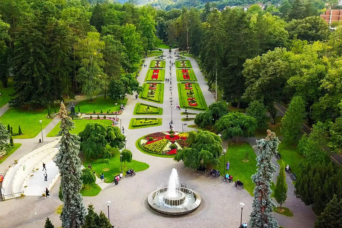 https://travelpoint.ba/uploads/articles/6985ebf58b31836d6d2fb61e/images/1770384374564-Vrnjacka-Banja-Vrnjacki-park.webp