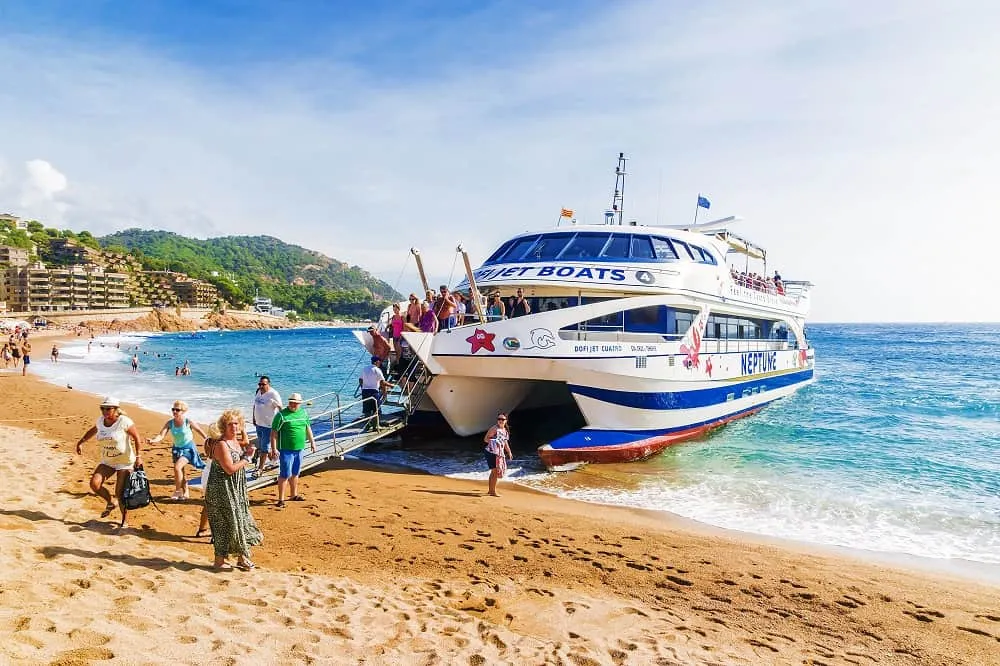 https://travelpoint.ba/uploads/articles/69be971767394fe3c8e2dd42/images/1774098199689-Catamaran-in-Lloret-de-Mar-Dolphi.webp