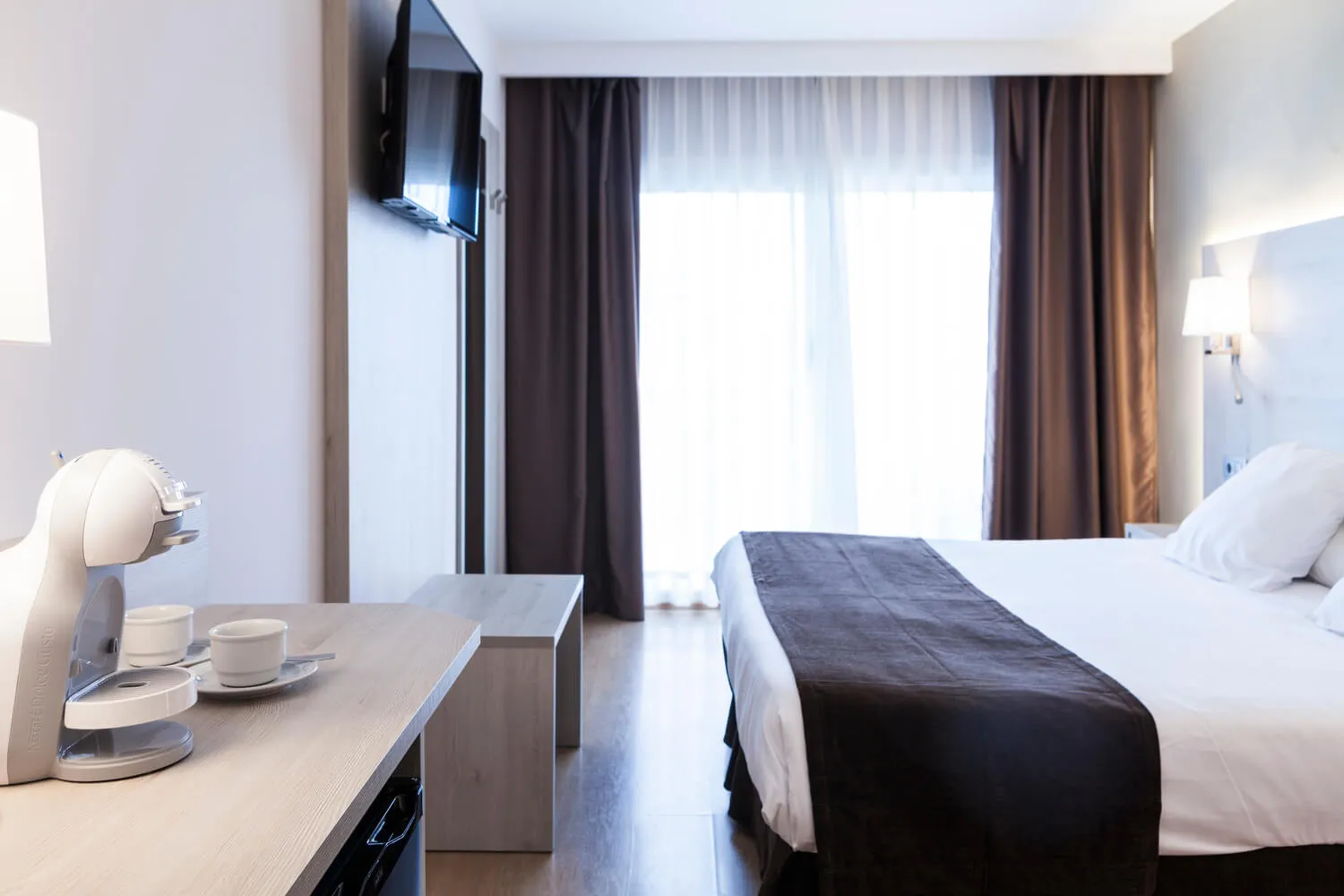 https://travelpoint.ba/uploads/articles/69be971767394fe3c8e2dd42/images/1774098200042-habitacion-helios-lloret-de-mar.webp